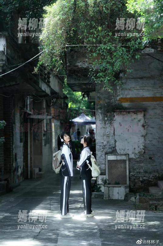 观看17c吃瓜，一边吃零食一边膜拜这些“吃瓜”前辈，真心佩服！