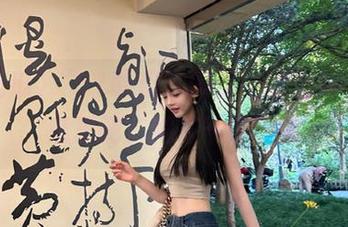 “51吃瓜”网页上的娜娜，有点意思啊，她在干嘛呢？