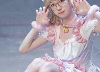大家快看，51吃瓜发布离奇故事：那天我在沙发上看瓜，结果陷入了深思熟虑…