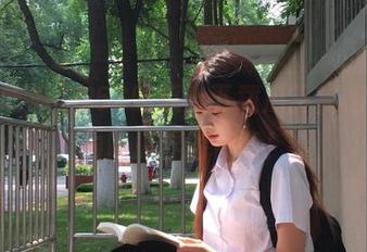 在56吃瓜上下载瓜王秘籍，成为吃瓜界的传奇！