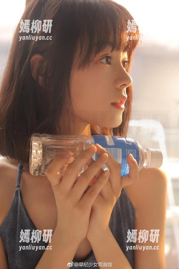 网友们快来看看黑料网络官网的女神写真，越看越想收藏每一个瞬间，忐忑不安